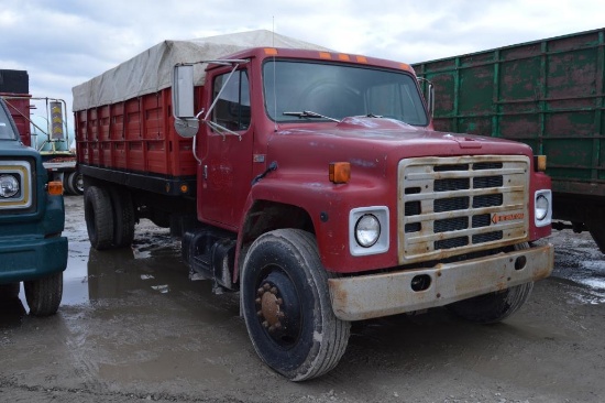 1988 International S1900 single axle grain truck