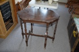 Accent table w/ ornated legs