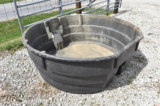 Rubber-Maid 300 gal. water tank for dry feed use only - will not hold water