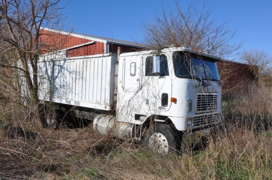 1984 IHC cabover grain truck