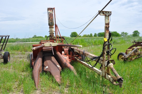 Gehl CB600 2 row 30" pull-type silage chopper