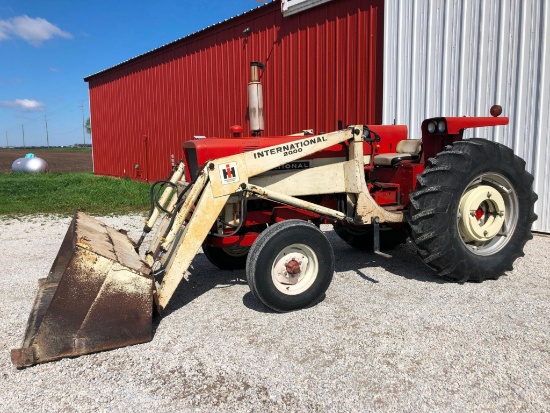 1968 IH 656 2wd tractor w/loader