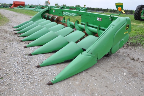 2009 John Deere 608C 8 row 30" corn head