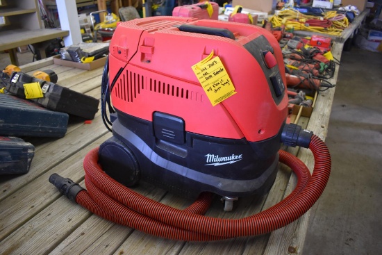 Milwaukee dust extractor