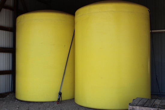 Ace 3,000 gal. poly vertical tank (stored indoors)