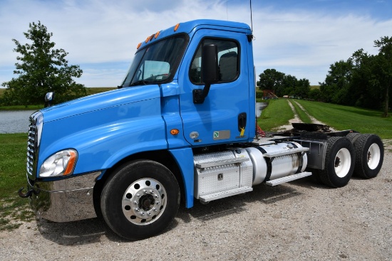 2011 Freightliner Cascadia day cab truck