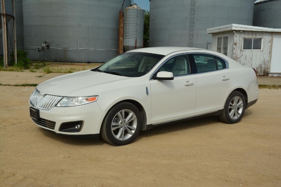 2009 Lincoln MKS 4-door sedan