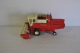 ERTL 1/16 IH combine, nice vintage piece