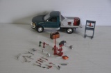 ERTL 1/18 Ford Truck with mini tools