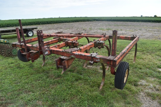 Massey Ferguson 3-pt. 10' chisel