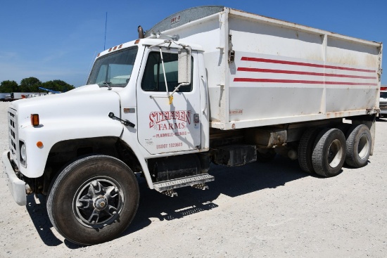 1985 International 1900 tandem grain truck