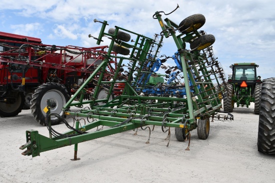 John Deere 960 30' field cultivator