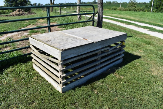 Wood livestock transport crate for a pickup