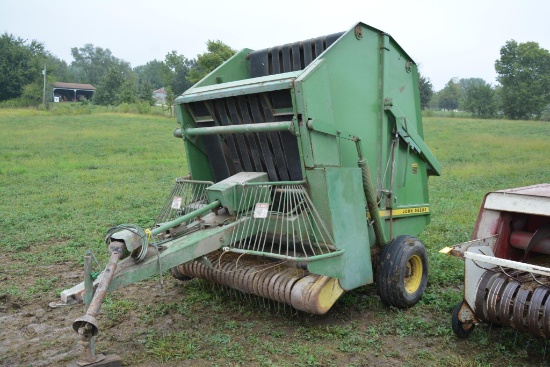 John Deere 510 round baler