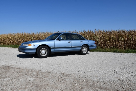 1992 Ford Crown Victoria 4 door sedan