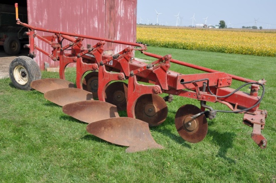 IH 720 4-bottom plow