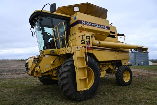 1996 New Holland TR98 2wd combine