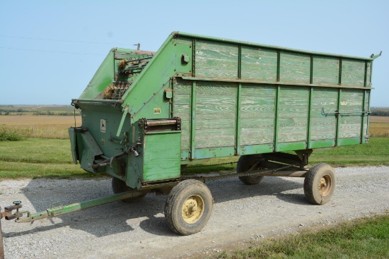 John Deere 125 14' silage chuck wagon