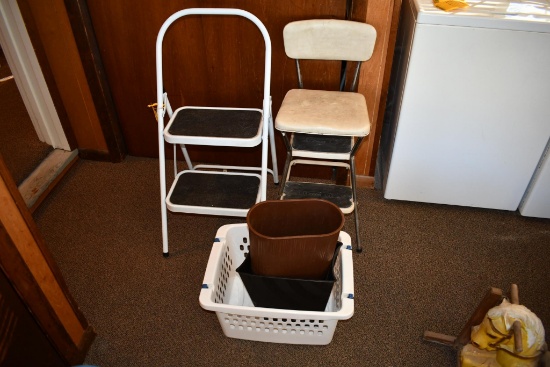 2 metal stepping stools,