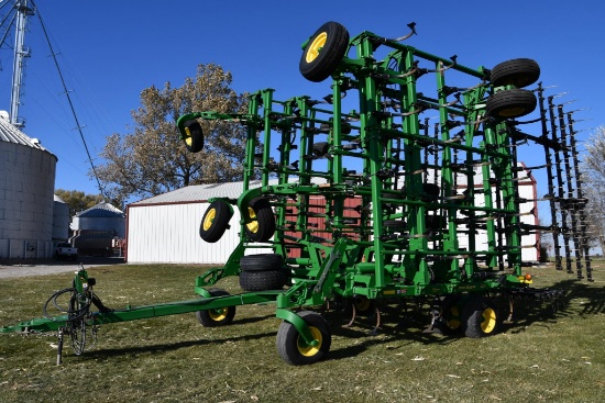 2013 John Deere 2210 64.5' field cultivator