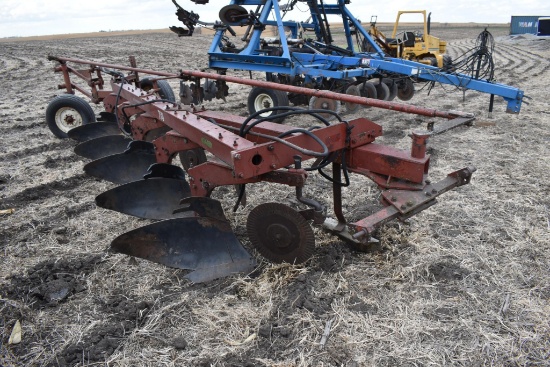 IH 710 5 bottom semi mounted plow