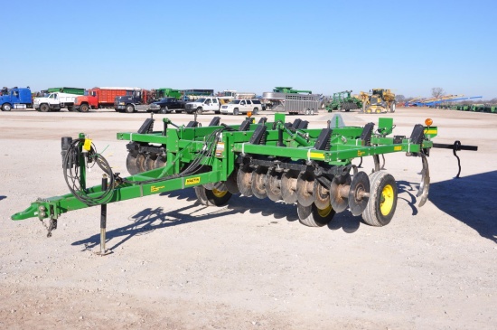 2010 John Deere 714 11-shank disc chisel