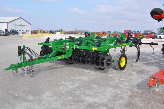 2015 John Deere 714 11-shank disc-chisel