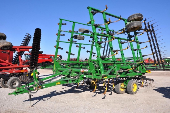 2010 John Deere 2210 32' field cultivator
