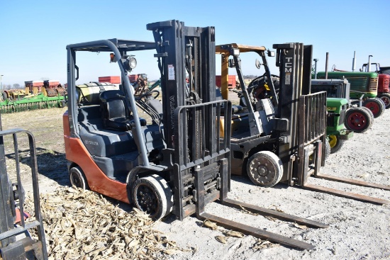 Toyota 8FGCU25 5,000 lb LP fork lift