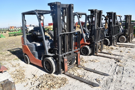 Toyota 8FGCU25 5,000 lb LP fork lift