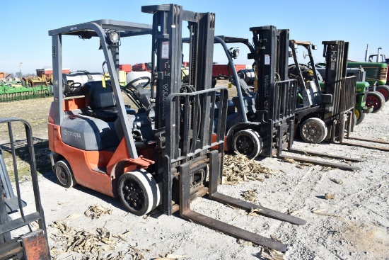 Toyota 8FGCU25 5,000 lb LP fork lift