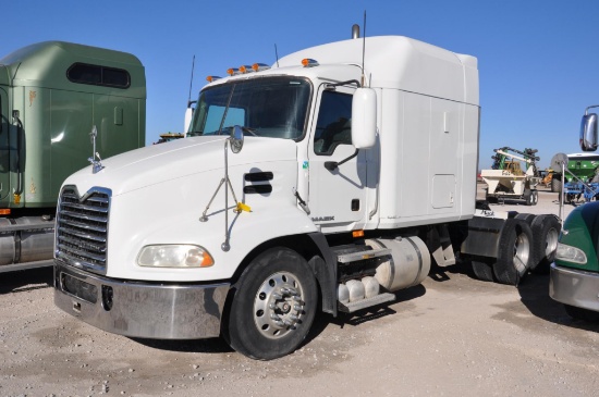 2009 Mack CXU613 semi