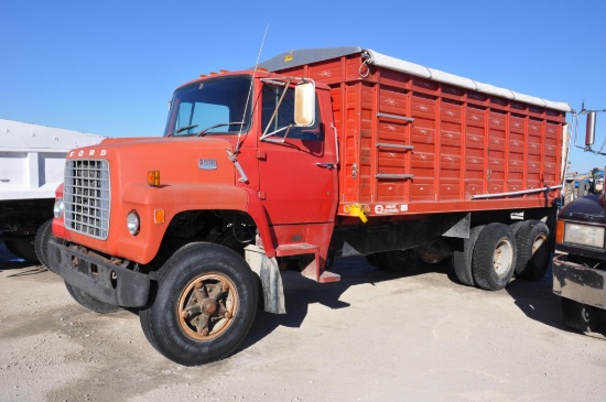 1977 Ford 800 grain truck
