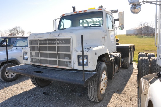 1998 International S2500 semi winch truck