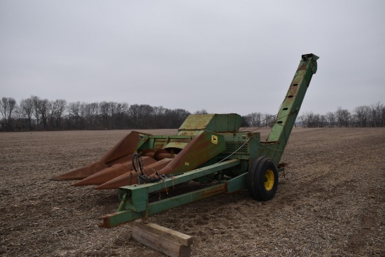 John Deere 300 3 row 30" pull type ear corn picker