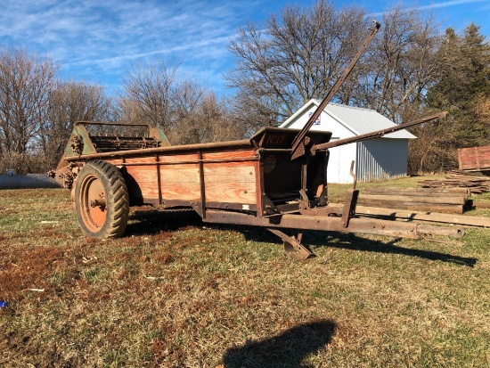 New Idea 17 ground driven manure spreader