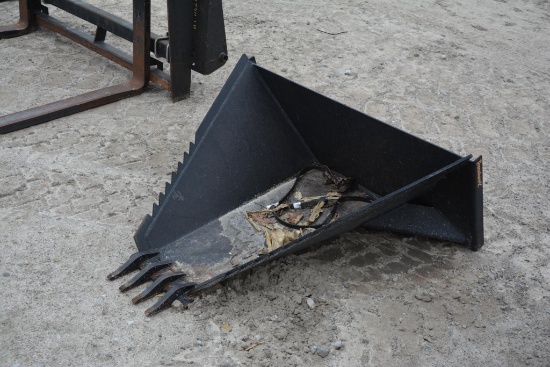 Tomohawk root bucket for skid steeer