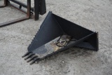 Tomohawk root bucket for skid steeer
