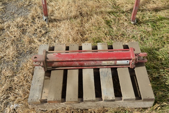 Single hyd. cylinder
