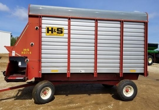 H&S 7+4 silage wagon on HD H&S running gear