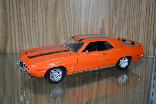 Road Signature 1/18 scale 1969 Pontiac Firebird model car