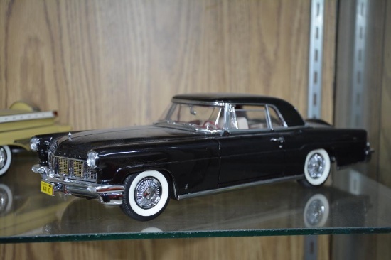 Road Signature 1/18 scale 1956 Lincoln Continental Mark II model car