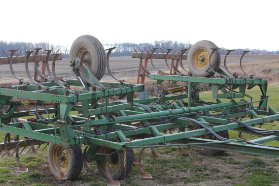 John Deere 1010 field cultivator