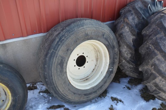 Michelin 385/65R22.5 tire and rim