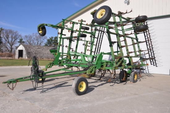 2005 John Deere 2210 36' field cultivator