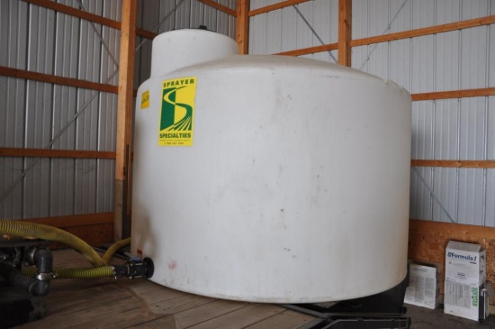 1,550 gal. poly flat-bottom tank