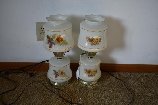 2 matching tables lamps