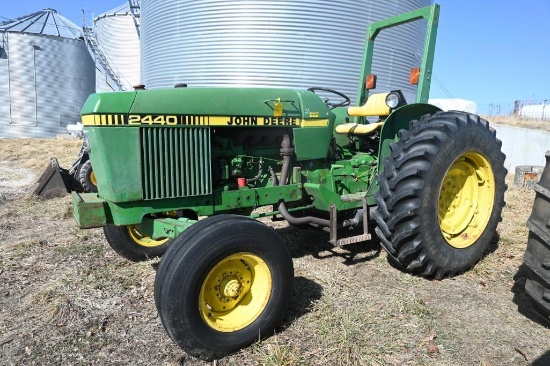 1982 John Deere 2440 2wd tractor