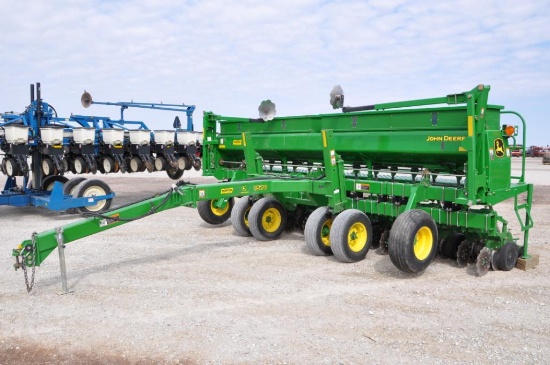 2007 John Deere 1530 20' drill on JD 1570 caddy