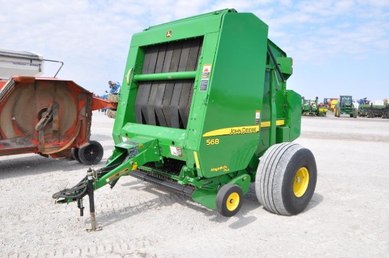 John Deere 568 round baler